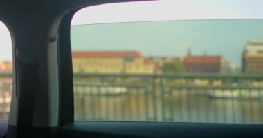 Büyüleyici bir yolculuk, bir insanın bir arabanın penceresinden dışarı bakıp, manzaralı bir otoyol ve çarpıcı bir köprünün manzarasını izlemesiyle başlar.