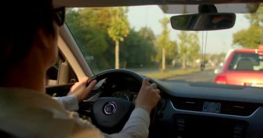 Manzaralı yollarda seyahat eden bir adam hareketli caddelerde, sakin yollarda ve otoyollarda gezinirken keşfin özünü yakalar.