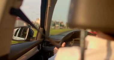 Bir adam, şehrin çeşitli yerlerinde, hareketli bir şehir ve sakin bir otoyolda, kentsel canlılık ve sakin yollar arasındaki zıtlığı vurguluyor.