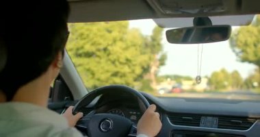 Bu video bir erkek ve bir kadının manzaralı kır yollarında seyahat edişini anlatıyor. Güzel manzaralar ve sükunet içinde deneyimlerini sergiliyorlar.