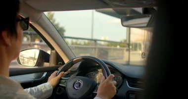 Bu video, iki erkek ve iki kadının zıt çevre caddelerinde ve açık otoyollarda gezindiği şehir ve otoyol sürüşlerini vurguluyor.