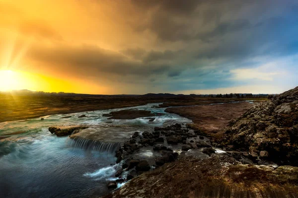 雄大なアイスランドは 間欠泉 溶岩原などの壮大な景色を特徴とする北欧の島です — ストック写真