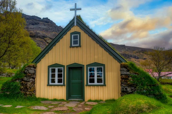 Vista Iglesia Césped Hofskirkja Islandia —  Fotos de Stock