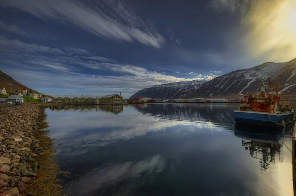 Siglufjordur是冰岛北部的一个小渔村 已成为Trollaskagi半岛上最风景秀丽的渔村 — 图库照片