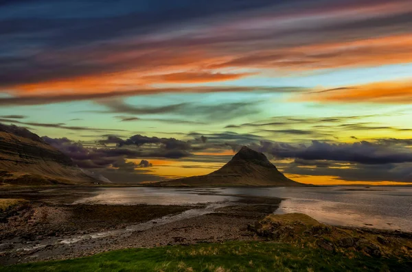 柯克朱菲尔斯福斯是冰岛西部一个风景如画的瀑布 它位于同名山以南1 5公里处 — 图库照片