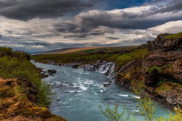 Hraunfossar Hraunfossar 是位于冰岛西部Hvit河畔的一个瀑布 — 图库照片