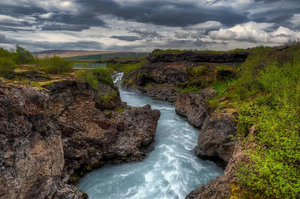 Hraunfossar Hraunfossar 是位于冰岛西部Hvit河畔的一个瀑布 — 图库照片