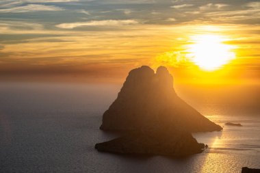 İbiza 'daki gizemli Es Vedra adası.