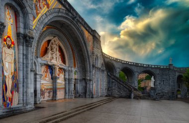 Lourdes, Fransa 'nın güneybatısında, Pireneler' in eteklerinde bir şehirdir. Tüm dünyada, önemli bir Katolik hac yeri olan Lourdes Hanımefendisinin Tapınakları olarak bilinir..