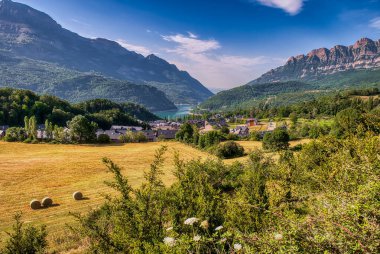 Tramacastilla de Tena, Aragon 'un Huesca ilinin Alto Gllego ilçesine bağlı bir İspanyol kasabasıdır.