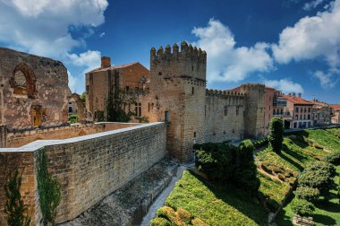 Navarre de Olite Kralları Sarayı, Olite Kraliyet Sarayı ya da Olite Kalesi 'nin sarayı sarayının bir yapısıdır.