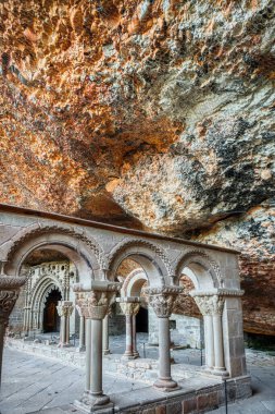 Jaca, Huesca, Aragon 'un (İspanya) güneybatısındaki Botaya' da bulunan San Juan de la Pea Kraliyet Manastırı, Orta Çağ 'ın başlarında Aragon' daki en önemli manastırdır.