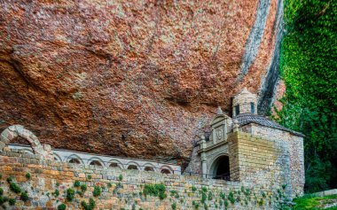 Jaca, Huesca, Aragon 'un (İspanya) güneybatısındaki Botaya' da bulunan San Juan de la Pea Kraliyet Manastırı, Orta Çağ 'ın başlarında Aragon' daki en önemli manastırdır.