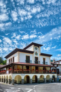 Roncal İspanya 'nın Roncal Vadisi' nde, Sangesa bölgesinde bulunan Navarra Foral Community 'ye bağlı Roncal-Salazar belediyesi.