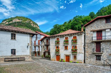 Urzainqui İspanya 'nın Roncal-Salazar bölgesinin Sangesa kasabasında bulunan Navarra Foral Community' ye bağlı bir belediyedir.