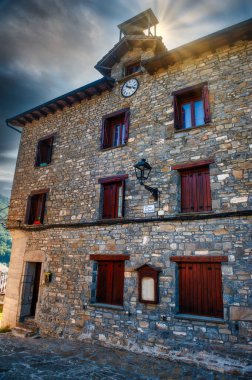 Linas de Broto, Aragon 'un Huesca ilinin Torla-Ordesa ilçesine bağlı bir Aragonese kasabasıdır. İspanya