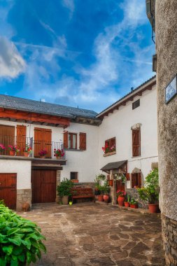 Linas de Broto, Aragon 'un Huesca ilinin Torla-Ordesa ilçesine bağlı bir Aragonese kasabasıdır. İspanya