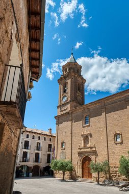 Adahuesca, Aragon 'un Huesca ilinin Somontano de Barbastro ilçesine bağlı belediyesi. Sierra de Guara 'nın güney yamacının eteklerinde yer alır..