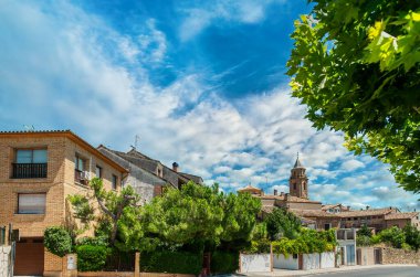 Adahuesca, Aragon 'un Huesca ilinin Somontano de Barbastro ilçesine bağlı belediyesi. Sierra de Guara 'nın güney yamacının eteklerinde yer alır..