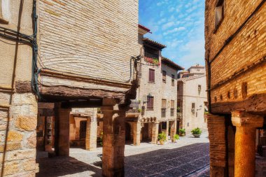 Alquezar, İspanya 'nın Aragon özerk bölgesinde, Huesca ili Somontano de Barbastro bölgesinde bir şehirdir. İspanya