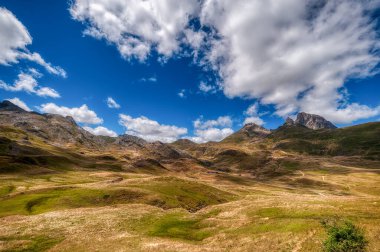 Laruns, Fransa 'da Aquitaine Bölgesi, Atlantik Pireneleri Bölgesi, Oloron-Sainte-Marie Bölgesi ve Larun Kantonu' nda yer alan bir şehirdir..