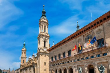The Cathedral-Basilica of Our Lady of Pilar, Aragon 'un Zaragoza şehrinde bulunan bir Roma Katolik kilisesidir. İspanya