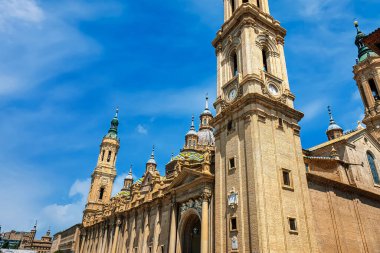 The Cathedral-Basilica of Our Lady of Pilar, Aragon 'un Zaragoza şehrinde bulunan bir Roma Katolik kilisesidir. İspanya