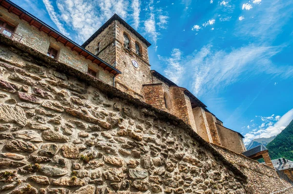 Sallent de Gllego İspanya 'nın Huesca ili' nin kuzeyindeki Alto Gllego bölgesine bağlı özerk bir belediyedir.