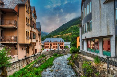 Viella, Aran Vadisi 'nin başkenti ve Lrida ilinin Viella ve Medio Arn belediyelerinin başkanıdır. 974 metre yüksekliğinde. İspanya.