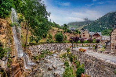Treds, Artis, Baqueira Beret, Salard, Gesa, Ua, Bagerque, Gars, Montgarri ve Treds kentlerinden oluşan Alto Arn belediyesinin nüfus birimidir. Lerida, İspanya.