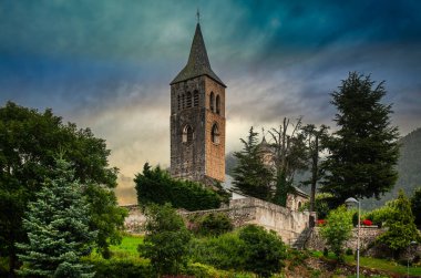 Vilac kasabası. Bu eski belediye 1970 yılından beri Vielha Mijaran belediyesinin bir parçasıdır. Viella ve Medio Arn belediyelerinin birleştiği yerde, Mont ovasının yamacında yer alır. Lerida, İspanya