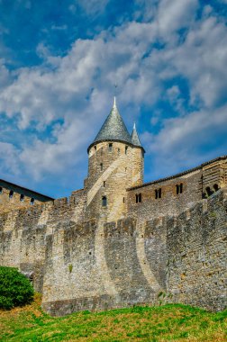 Güney Fransa 'nın Languedoc bölgesinde yer alan bir tepe şehri olan Carcassonne, ortaçağ kalesi ile ünlüdür..
