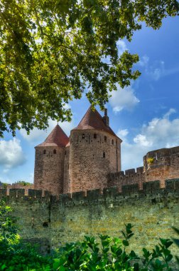 Güney Fransa 'nın Languedoc bölgesinde yer alan bir tepe şehri olan Carcassonne, ortaçağ kalesi ile ünlüdür..