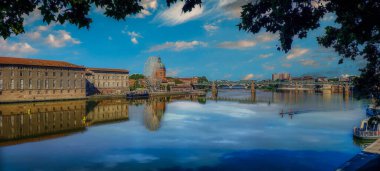 Toulouse, Fransa 'nın güneyindeki Occitania bölgesinin başkentidir. Garonne Nehri ile bölünmüş olup İspanya sınırına yakındır. La Ville Rose olarak bilinir.