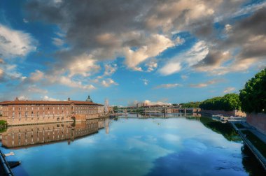 Toulouse, Fransa 'nın güneyindeki Occitania bölgesinin başkentidir. Garonne Nehri ile bölünmüş olup İspanya sınırına yakındır. La Ville Rose olarak bilinir.