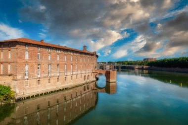 Toulouse, Fransa 'nın güneyindeki Occitania bölgesinin başkentidir. Garonne Nehri ile bölünmüş olup İspanya sınırına yakındır. La Ville Rose olarak bilinir.