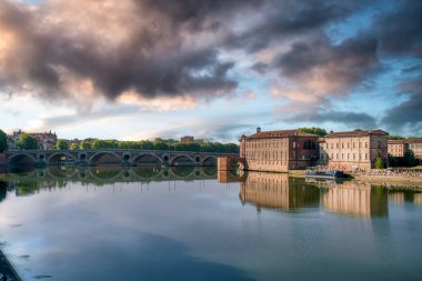 Toulouse, Fransa 'nın güneyindeki Occitania bölgesinin başkentidir. Garonne Nehri ile bölünmüş olup İspanya sınırına yakındır. La Ville Rose olarak bilinir.
