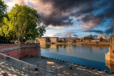 Toulouse, Fransa 'nın güneyindeki Occitania bölgesinin başkentidir. Garonne Nehri ile bölünmüş olup İspanya sınırına yakındır. La Ville Rose olarak bilinir.