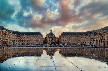 Bordeaux, Fransa 'nın güneybatısındaki Garonne Nehri' nde yer alan bir liman şehridir. Gotik Aziz Andre katedrali ile bilinir.