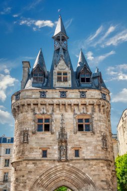 Cailhau Kapısı, 1495 yılından bir şatoya benzeyen ve Bordeaux şehrinin ana girişi olan anıt.