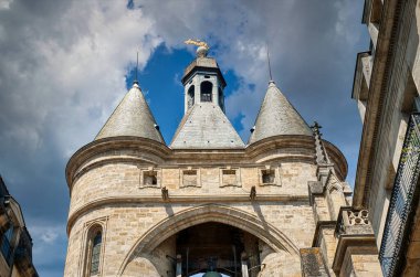 Cailhau Kapısı, 1495 yılından bir şatoya benzeyen ve Bordeaux şehrinin ana girişi olan anıt.