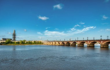 Bordeaux, Fransa 'nın güneybatısındaki Garonne Nehri' nde yer alan bir liman şehridir. Gotik Aziz Andrew katedrali ile bilinir.