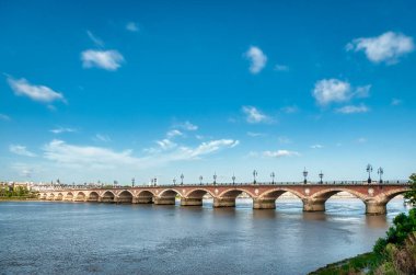 Bordeaux, Fransa 'nın güneybatısındaki Garonne Nehri' nde yer alan bir liman şehridir. Gotik Aziz Andrew katedrali ile bilinir.