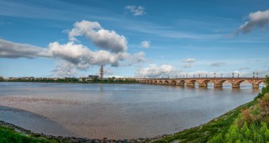 Bordeaux, Fransa 'nın güneybatısındaki Garonne Nehri' nde yer alan bir liman şehridir. Gotik Aziz Andrew katedrali ile bilinir.