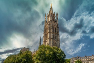 Bordeaux 'lu Aziz Andrew Katedrali Fransa' nın Bordeaux şehrinde yer alan Gotik tarzı bir katedral kilisesidir. Fransa