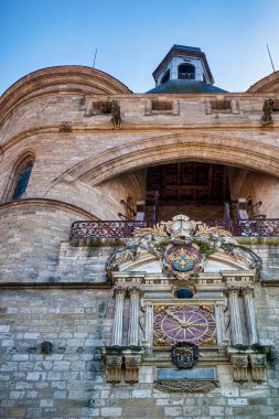 Bordeaux, Fransa 'nın güneybatısındaki Garonne Nehri' nde yer alan bir liman şehridir. Gotik Aziz Andrew katedrali ile bilinir.,