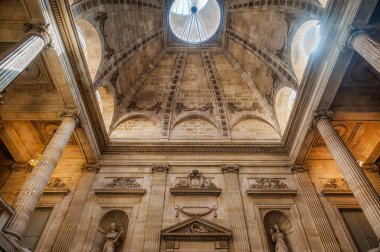 Bordeaux, Fransa 'nın güneybatısındaki Garonne Nehri' nde yer alan bir liman şehridir. Gotik Aziz Andrew katedrali ile bilinir.,