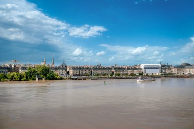 Bordeaux, Fransa 'nın güneybatısındaki Garonne Nehri' nde yer alan bir liman şehridir. Gotik Aziz Andrew katedrali ile bilinir.,