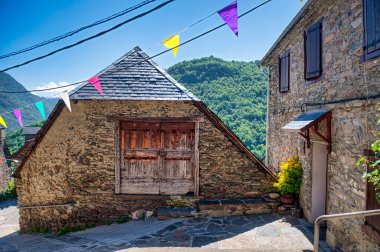 Bausen İspanya 'nın Valle de Aran bölgesinin kuzeybatısında bulunan bir belediyedir..