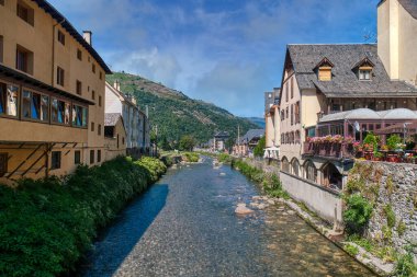 Les, Katalonya 'nın otonom bölgelerinden biri olan Aran Vadisi' nde bulunan Lrida eyaletine bağlı belediyesi. İspanya